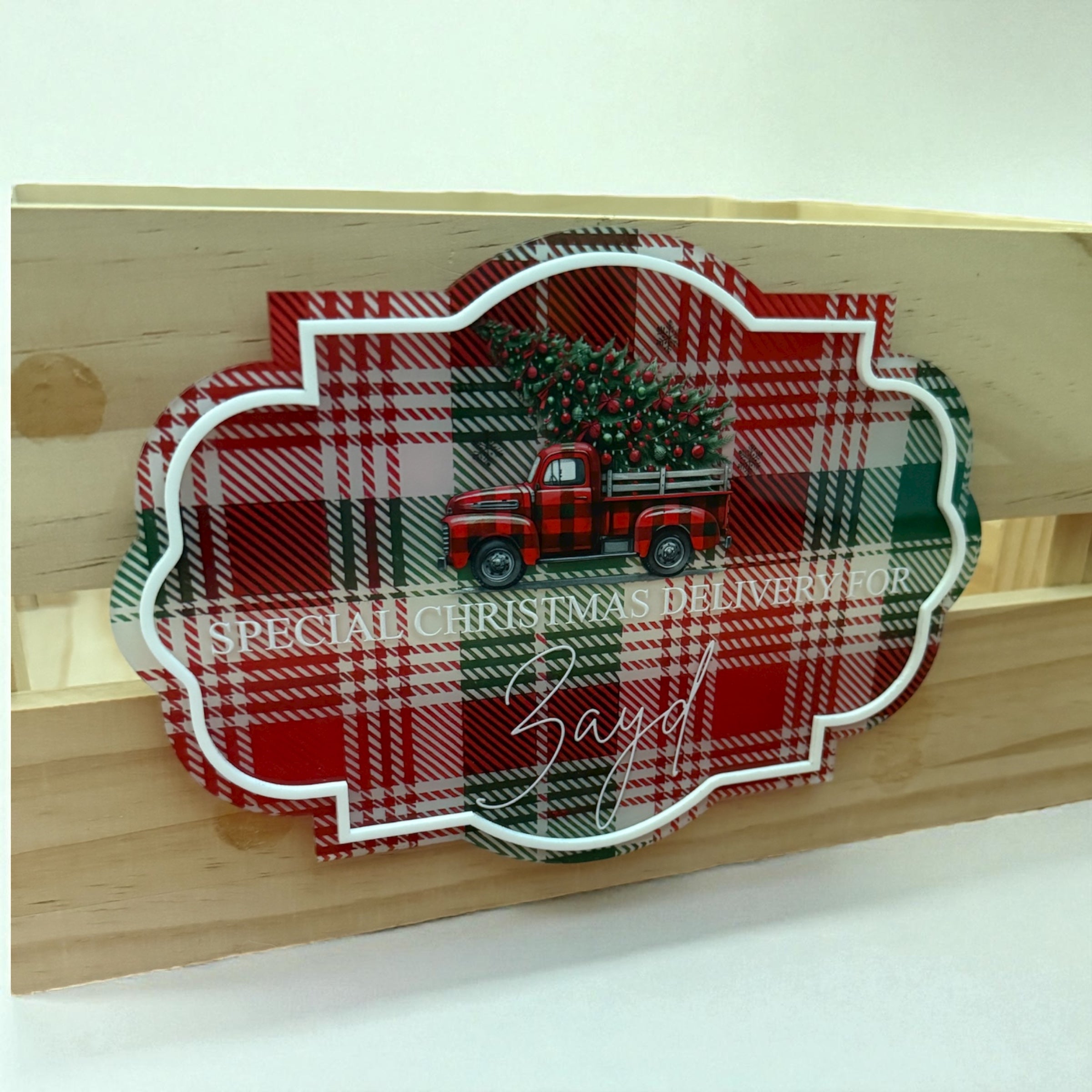 Interchangable crate with seasonal plaques