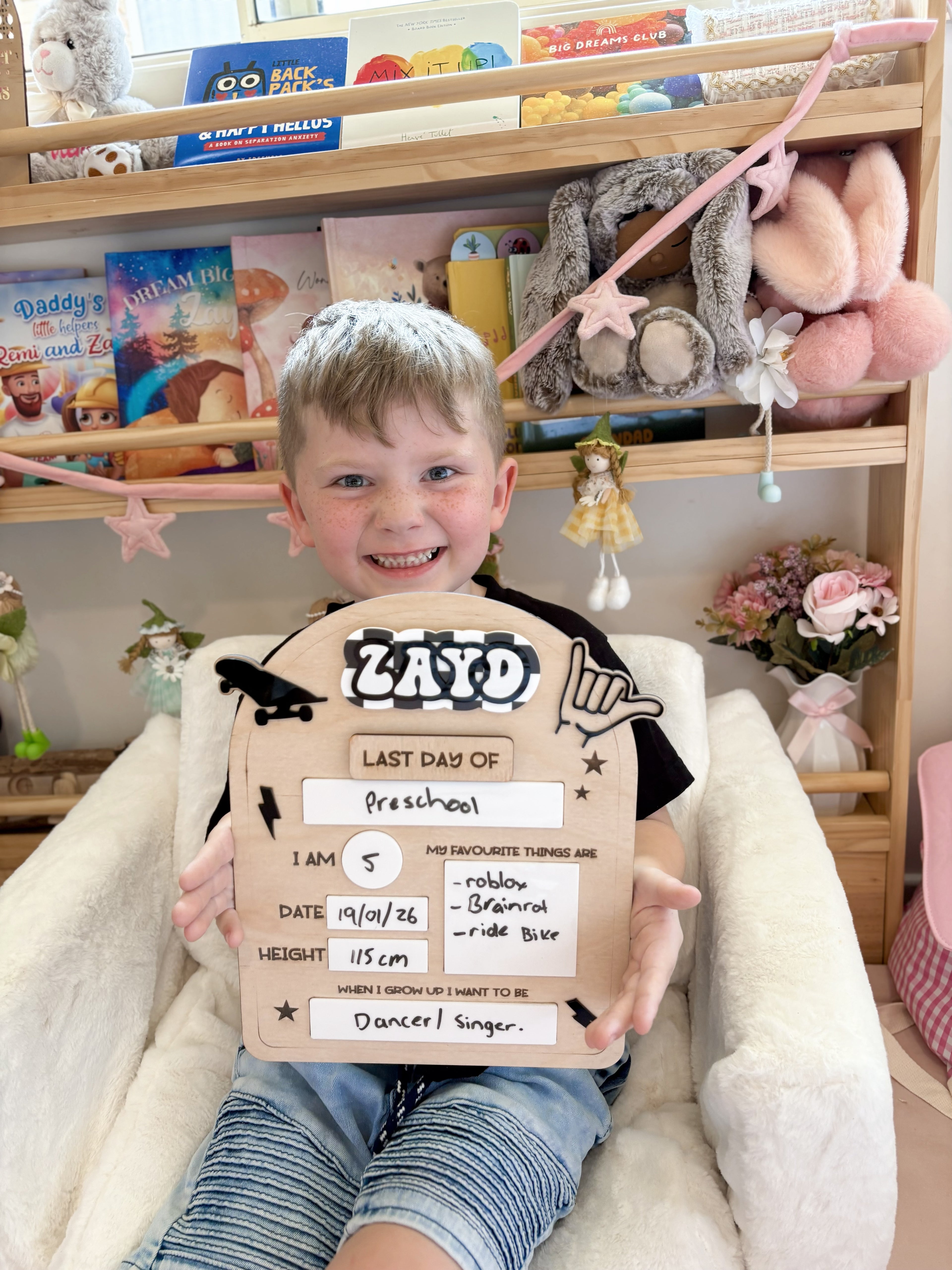 Interchangeable first day/last day board - cool kid design